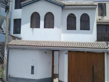 ¡Venta de Casa en La Molina – Urb. Santa Raquel!