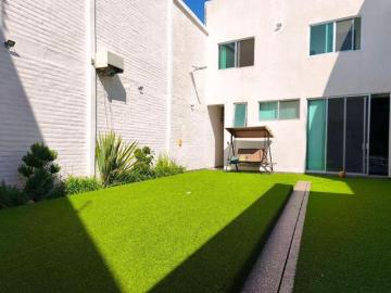 VENTA DE CASA EN LAS PLAZAS CON ALBERCA
