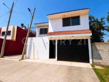 VENTA DE CASA EN LOMAS DE ATOYAC, con 5 recamaras 1 de ellas en planta baja