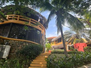 Banco vende Casa en Punta Roca, San Carlos – Frente al Mar