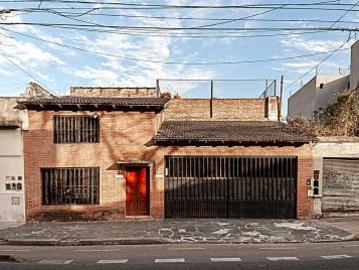 Venta de Casa en Parque Patricios 7 ambientes, 2 cocheras, quincho, terraza