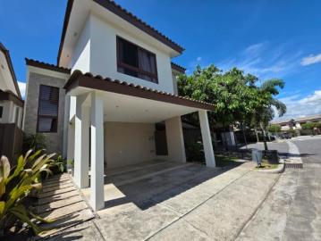 Venta de casa en ph gardenias, brisas del golf
