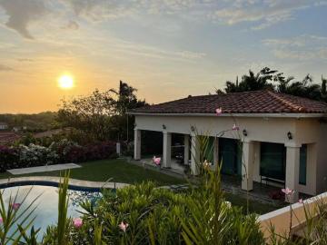 Venta y Alquiler de Casa en San Carlos, Residencial Hacienda Pacífica, 1500m2 de terreno