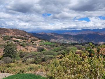 Propiedad en un lugar tranquilo con tierra fértil y vista al valle
