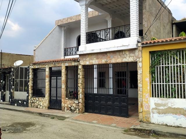 Venta de casa en Santa Cruz de Aragua, Urb. Los Mangos.ARG