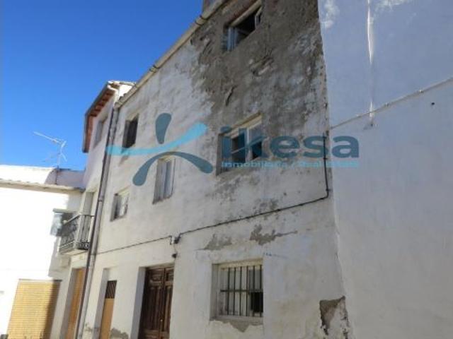 Venta de Casa en Torres, Jaén. Para Reforma Intregral
