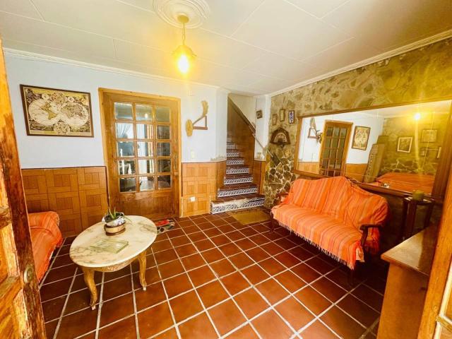 Venta de casa espaciosa en Benafer