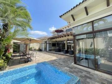 Venta de Casa Esquinera en Samborondon Km 9 cerca de Plaza Lagos AD