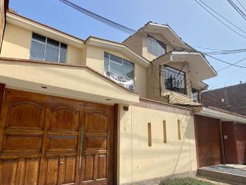 Venta de Casa frente a parque Urb Altamar La Perla ideal para viviendo u oficina