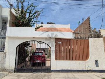 VENTA DE CASA FRENTE A PARQUE Y CERCA DEL MERCADO DE MOSHOQUEQUE