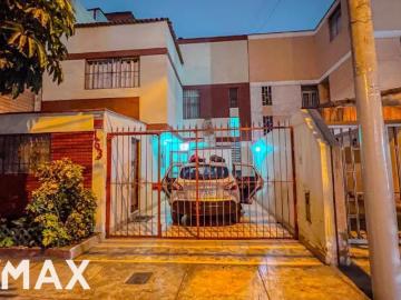 Venta de casa frente a parque en la mejor zona de San Miguel, rodeada de áreas verdes
