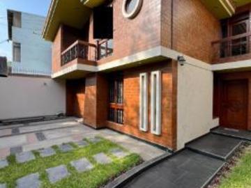 VENTA DE CASA FRENTE A PARQUE EN LA MOLINA! AMPLIA