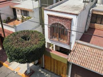 VENTA DE CASA HABITACIONAL EN CALLE CÚPULAS, ZONA RESIDENCIAL