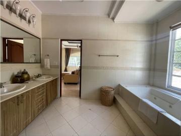 Venta de Casa Remodelada Con Mobiliario Incluido en Las Cumbres Residencial El Rocio | 4 recámaras por 510000.00 en Las Lajas