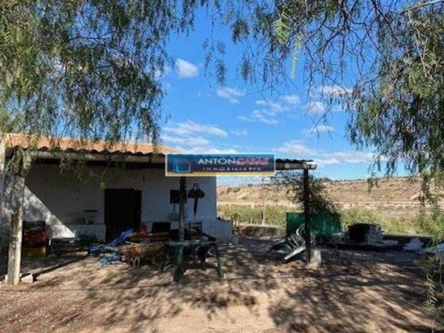VENTA DE CASA UNIFAMILAR EN LA ZONA DEL CASTILLO DE NOVELDA