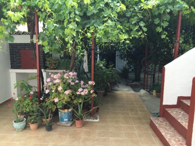 VENTA DE CASA UNIFAMILIAR COMPUESTA POR 5 DORMITORIOS, 2 BAÑOS, GARAJE, TRASTERO Y TERRAZA EN SALAR