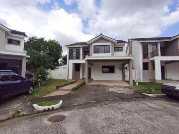 Venta de Casa Unifamiliar de Esquina en PH Mont Blanc. Haga una oferta