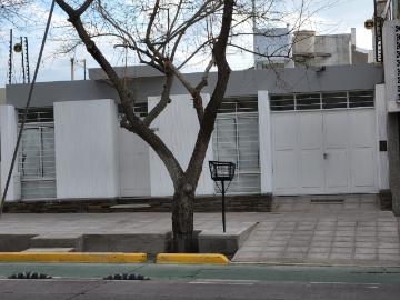VENTA de casa 3 dormitorios renovada en la sexta sección