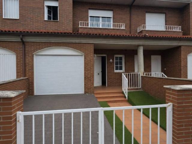 Venta de chalet adosado de tres habitaciones en Chozas de Abajo
