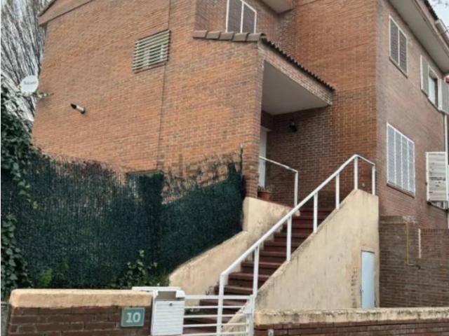 Venta de chalet adosado de esquina