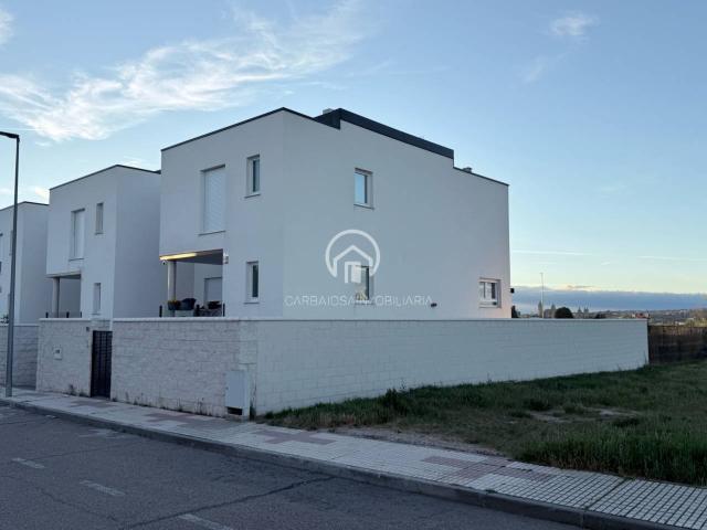 VENTA DE CHALET DE OBRA NUEVA EN CARBAJOSA