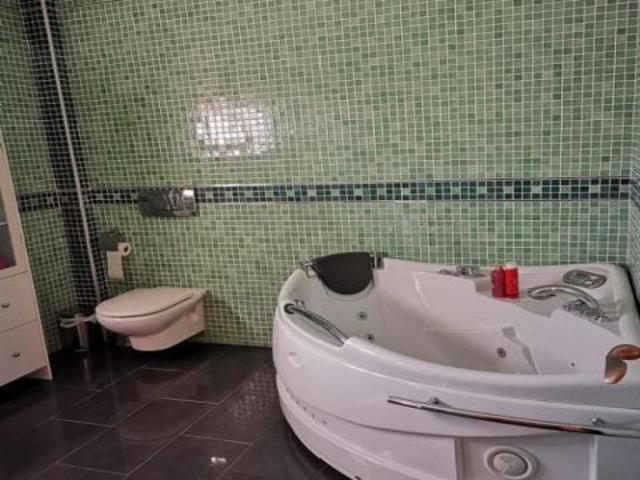 Venta de chalet en Bigastro, de 280m2 con 4 dormitorios y 3 baños con plaza de garaje