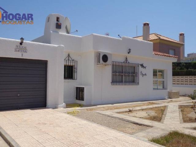 VENTA DE CHALET EN ROQUETAS DE MAR 3 DOR,2 BAÑOS, 800m DE PARCELA,SOLARIUM.