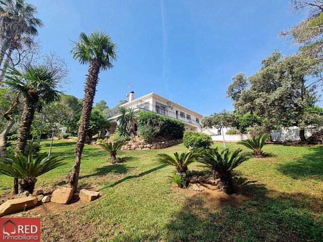Venta de chalet reformado en Picassent Urb. El Pinar