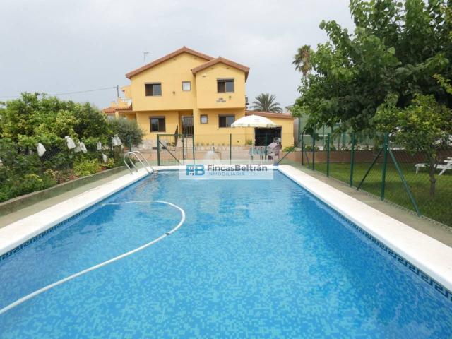 Venta de chalet unifamiliar con piscina y pista de tenis, a 1.5km de la playa