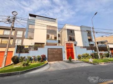 Venta de Departamento en 1er Piso, con Espacio Terraza, y Estacionamiento