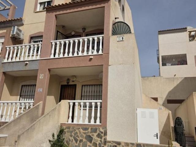 Venta de duplex en Orihuela costa, de 105m2 con 3 dormitorios y 2 baños con plaza de garaje
