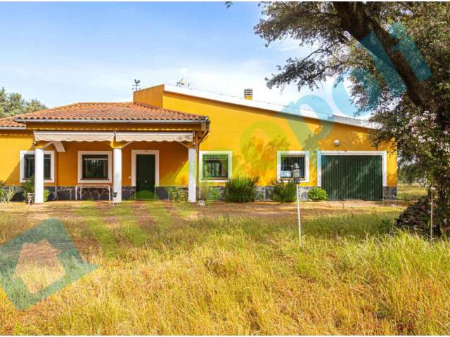 Venta de encantadora villa rústica en Badajoz