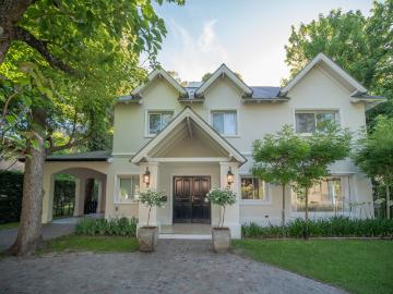 Venta de espectacular Casa 5 o mas ambientes en Berazategui