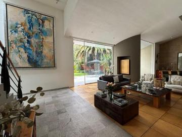 Venta de espectacular casa con jardín en condominio residencial