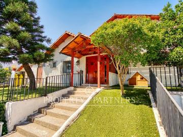 Venta de excelente y espaciosa casa en Alvaro Casanova, límite entre La Reina y Peñalolen