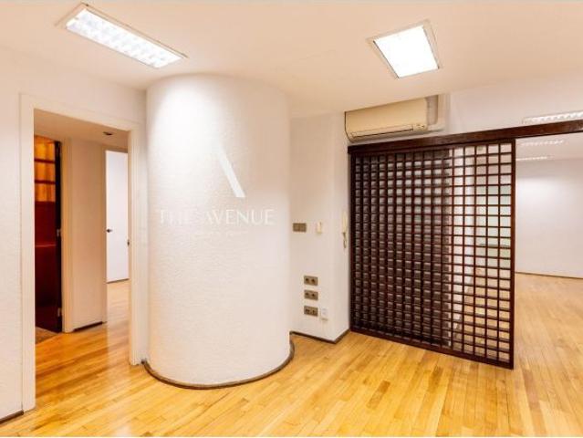 Venta de exclusiva oficina en edificio Torres Blancas