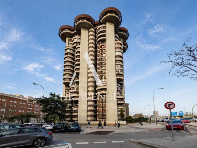 Venta de exclusiva oficina en edificio Torres Blancas