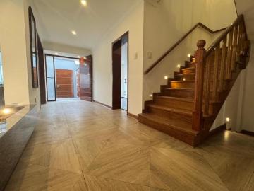 VENTA DE HERMOSA CASA REMODELADA DE 03 PISOS CON DOBLE TERRAZA, MIRAFLORES
