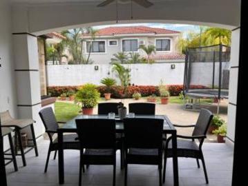 VENTA DE LINDA VILLA EN LA VÍA SAMBORONDON, ENTRELAGOS