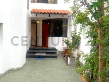 Venta de linda casa con piscina en la molina
