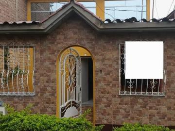 Venta de linda casa de 2 pisos frente a parque en condominio precio de ocacion