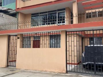 Venta de Linda Casa Frente a Parque en La Mejor Zona de Bellavista