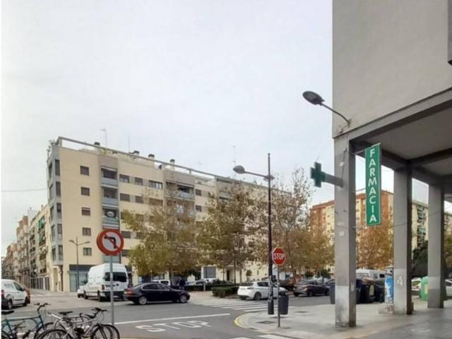 Venta de local comercial con traspaso de negocio de trasteros, al lado de la parada de metro Ayora, Valencia / Área Marí