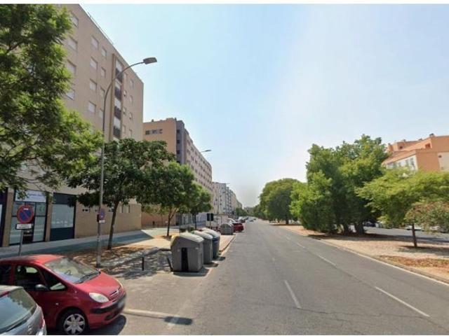 Venta de Local Comercial en venta en Sevilla. Sin posesión No visitable