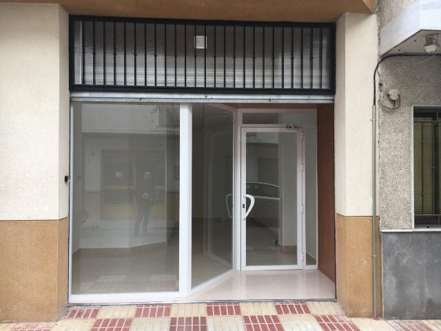 VENTA DE LOCAL COMERCIAL EN ZONA DE HUETOR TAJAR, TIENE PORTÓN ELÉCTRICO CON MOTOR Y BUENOS ACABADOS