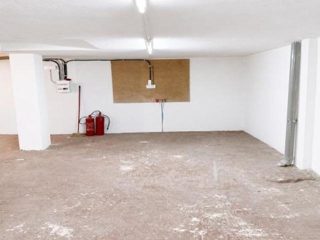Venta de local en la calle Jose Arana 8