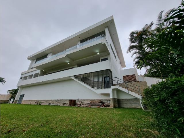 VENTA DE LUJOSA CASA EN LA LAGUNITA COUNTRY CLUB