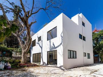 Venta de moderna casa de lujo en Jardines del Pedregal con Roof Garden y jard?n privado