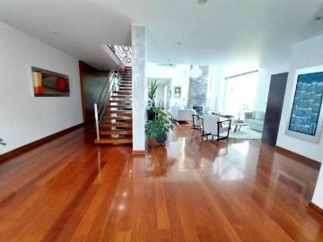 VENTA DE MODERNA CASA EN LA PLANICIE, 5 DORMITORIOS