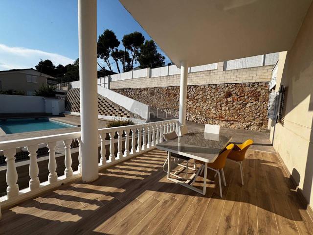 Venta de moderna villa de 256 m² con piscina privada y vistas panorámicas en la prestigiosa urbanización de Calicanto